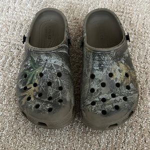 Boys camo crocs size 13
